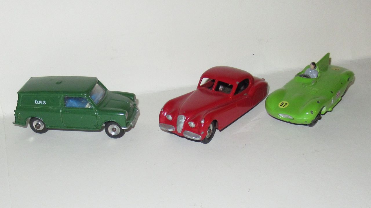 Spielzeugautos in der Ausstellung